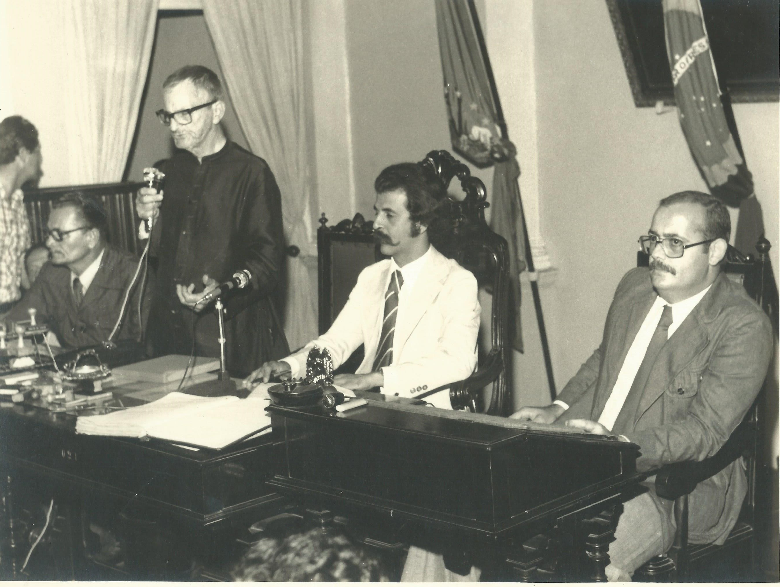Mesa dos Trabalhos composta pelos Edis Hélio Coelho; Manoel Luiz Martins; Padre Antônio Ribeiro do Rosário e Admardo Azevedo Gama, no Plenário do Paço Municipal